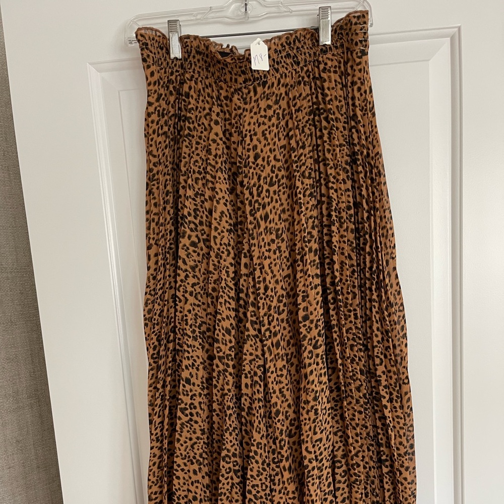 Pleated cheetah print lightweight palazzo pants. Elastic waist.